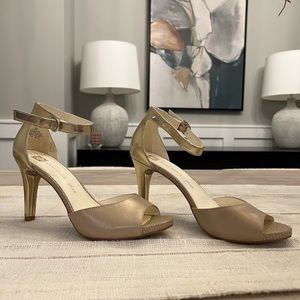NEW Anne Klein gold heels size 9!